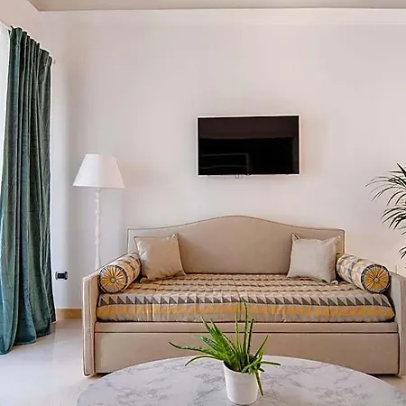 Plaza Bed & Breakfast 4*